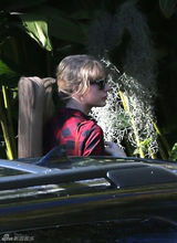 组图：泰勒休闲装重返录音室 告别情伤笑容甜美