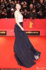 组图：《推拿》中国女星黄璐露背撩裙摆抢镜