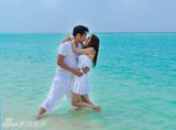 组图：关颖着白裙与未婚夫度假 海滩甜蜜亲吻