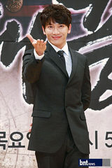 组图：池城金素妍等韩星亮相新剧《大风水》发布会