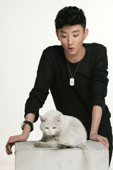 组图：于小彤帅气不减显爱心 与喵星人搞怪互动