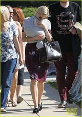 组图：34岁美国女星双胸托宝宝升级I奶