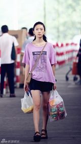 组图：童瑶闺蜜造型盘点 简约主义玩转萌系清新