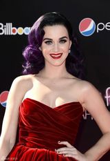 组图：凯蒂-佩瑞红裙Hold住《部分的我》首映