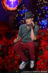 组图：贾斯汀-比伯录制新年晚会置身花海帅气迷人