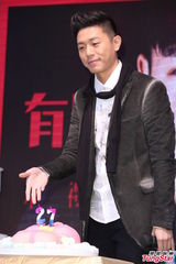 组图：韦礼安新专辑遇瓶颈 生日得内衣蛋糕醒脑