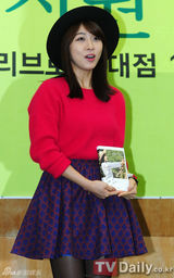 组图：韩星河智苑可爱迷你短裙亮相新书签名会