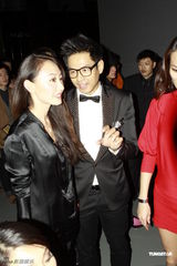 组图：黑人看时尚秀心情好与辣妹畅聊合照