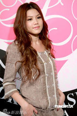 幻灯图：嫩模周秀娜T台秀春装 造型多变气质独特