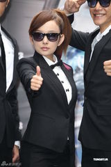 组图：大嘴巴化身MIB探员 爱纱放空被指外星人