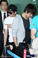 组图：FTISLAND赴台巡演亮相机场李弘基美甲抢镜