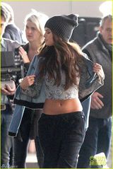 组图：赛琳娜休闲装出街 短上衣露粗壮腰身