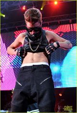 组图：比伯晒腹肌变肌肉男 女舞伴摸身火辣狂野