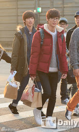 组图：众韩爱豆自信赴高考 SJ河智苑应援