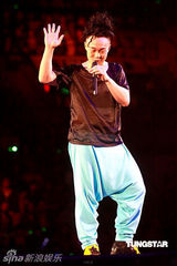 幻灯图：陈奕迅个唱为张国荣流泪 父亲妻女纷纷捧场