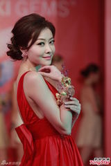 组图：熊黛林红裙亮相珠宝活动 大谈时尚品味