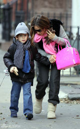 幻灯：莎拉-杰西卡-帕克携子外出 粉红皮包抢眼