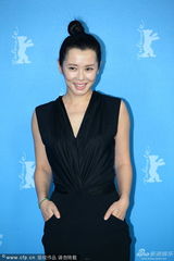 组图：余男亮相《无人区》柏林首映 着深V长裙