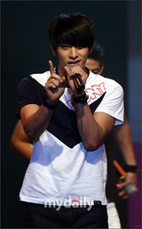 幻灯图：2PM与kARA联合粉丝见面会 带来精彩节目