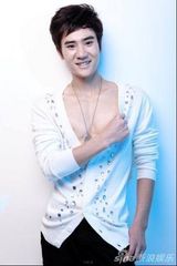 组图：贺德光鬼马写真玩搞怪 着深V衬衫秀胸肌