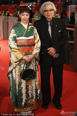 组图：黑木华绿和服秀民族风 与山田洋次走红毯