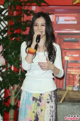 组图：徐若瑄为弟弟站台 白衣长裙文静优雅