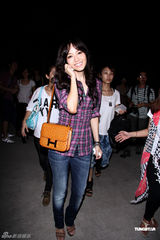 组图：侯佩岑休闲装亮相派对 香月明美低胸性感