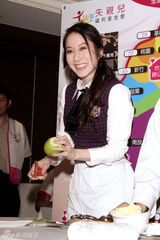 幻灯：许慧欣化身厨娘秀厨艺 学做甜点给失亲儿