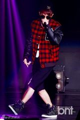 组图：TEENTOP粉丝见面会 卖萌扮女装引爆笑