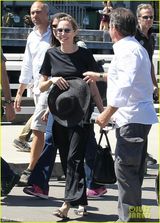 组图：朱莉亮相疑戴婚戒 与皮特再传秘婚