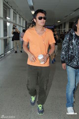 组图：谢霆锋潮装上海回港 拒回应为拉姑庆生