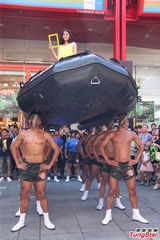 组图：赖琳恩烈日挥汗 被蛙人举高险露底