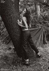 组图：47岁《花花公子》裸体超模辛迪野外嬉戏