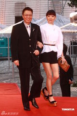 幻灯：香港金像奖颁奖红毯 黄岳泰和太太黑白配