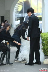 组图：张震大婚献吻娇妻 亲手为新娘提裙摆