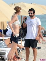 组图：米莎-巴顿海边度假着黑白波点比基尼晒雪肤