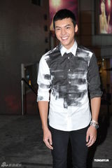 组图：陈伟霆阿Sa(蔡卓妍)情侣生日会 英皇老板携夫人出席