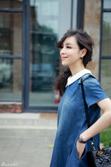 组图：张静初英伦系街拍 初秋牛仔复古风