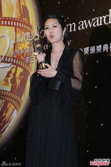 组图：杨千嬅后台剪刀手卖萌 感谢余文乐