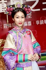 幻灯图：《万凰之王》主演试装 胡杏儿宣萱争宠