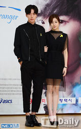 组图：张亮演韩剧牵手朴海镇 李钟硕黑西装帅气