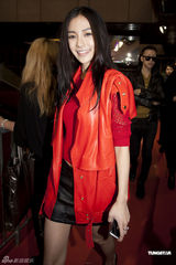 组图：Angelababy出席巴黎时装展 成全场焦点