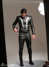 组图：高以翔全新形象曝光 拍摄男士理容广告片