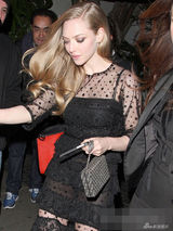 组图：阿曼达透视蕾丝裙亮相派对 丁字裤隐现