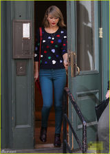 组图：斯威夫特妆容精致 遇大风吹乱金发仍美艳