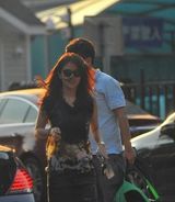 组图：涂经纬开宝马接男友被拍 碎花裙摇曳多姿