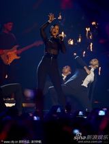 组图：艾莉西亚-凯斯黑衣自弹自唱致敬惠特尼