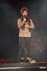 组图：梁静茹银白短裙开唱 送亲笔签名纸飞机