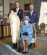 组图：英国发布王室成员全家福 凯特母子坐正席