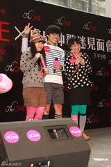 组图：卢广仲遇热情歌迷拥抱 表演太投入弄伤脚